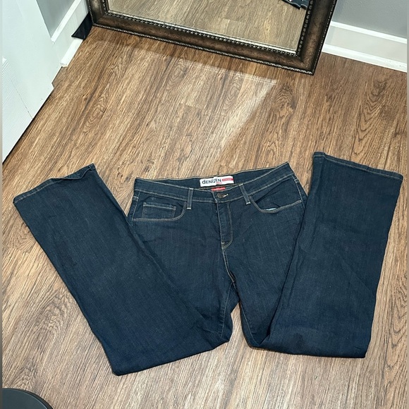 Denizen from Levi's Women's Black Jeans - Picture 2 of 10